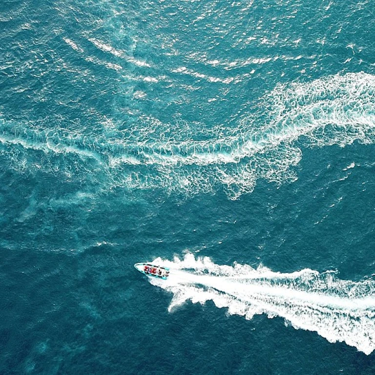 Comprendre l'importance de la grand-voile dans la navigation